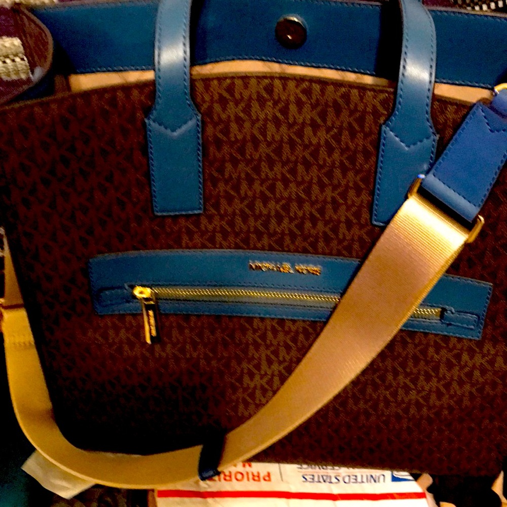 I am looking for a mk wallet in blue/ brown thanks